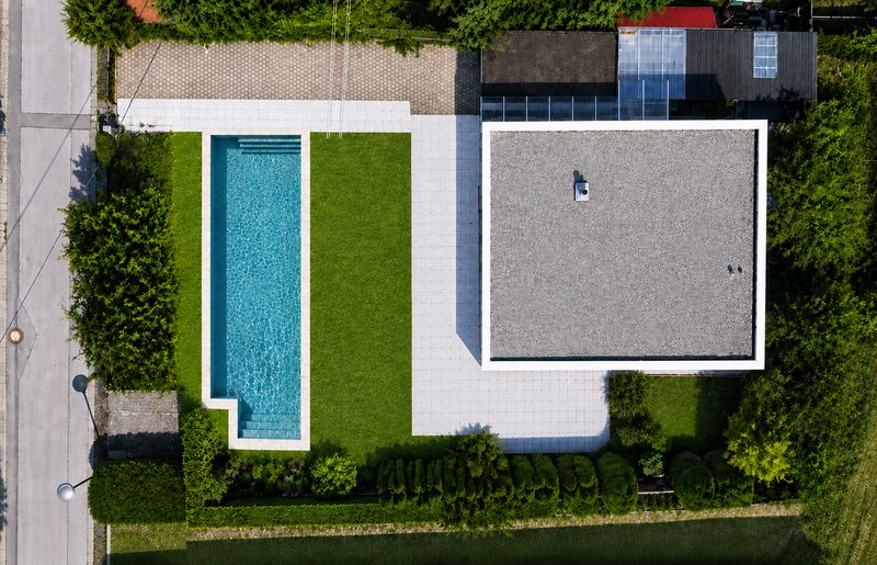 Ein Grundstück, zwei Chancen: Modernes Haus mit Bauplatz & Pool-Potenzial
